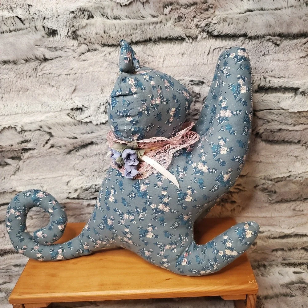 Vintage Handmade‎ Country Blue Rose Pink Floral Laying CAT Cottagecore Granny